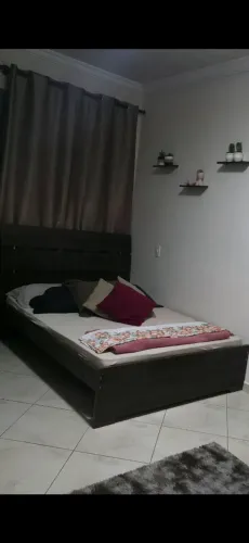Cama de casal marrom escura