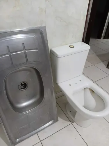 Vendo vaso sanitário Deca semi-novo e pia de inox de 1 m também semi nova