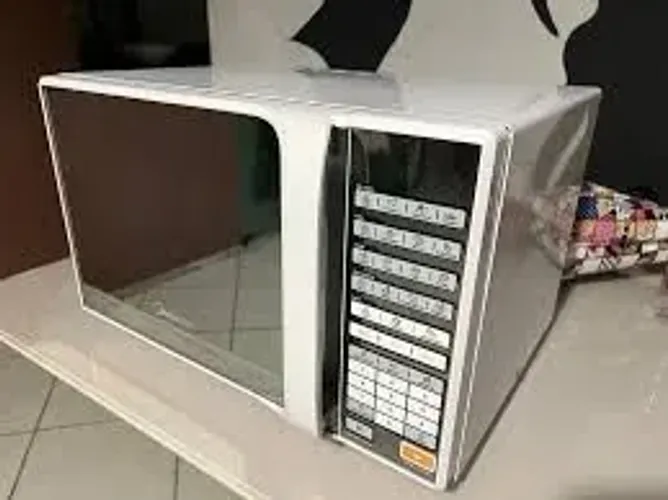 Micro-ondas midea 30 litros frente espelhada funcionando normal