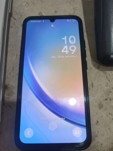 Motorola A34 com pequeno trincado na tela