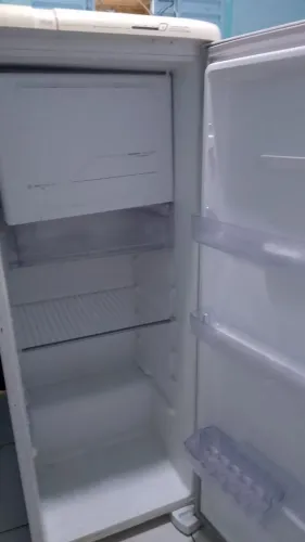 Vende se uma geladeira
