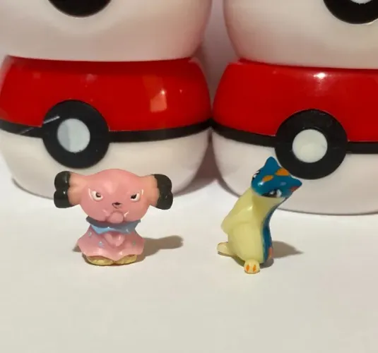 Miniatura do Pokémon Snubbull e Quilava da coleção Guaraná Caçulinha (anos 2000)