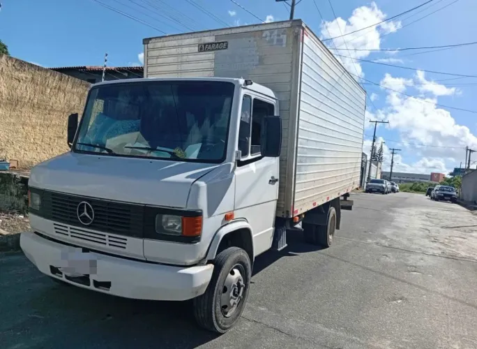 Mercedes-Benz MB 710 2008 - Caminhão Baú
