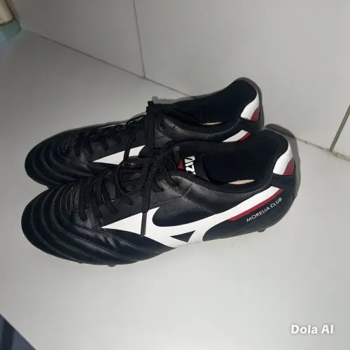Chuteira mizuno morelia club, original, quase nova.