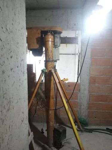 Mini Grua Marca Coelmaq 1000KG Lança 2 MTS Trifásica