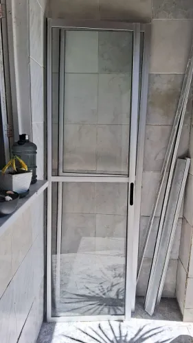 VENDE-SE DUAS PORTAS DE VIDROS DE VARANDA DE APARTAMENTO MEDINDO 2,06 ALTURA 0,61 LARG.