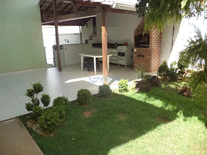 Casa com 3 quartos, 3 salas 6 vaqas no bairro Dona Clara
