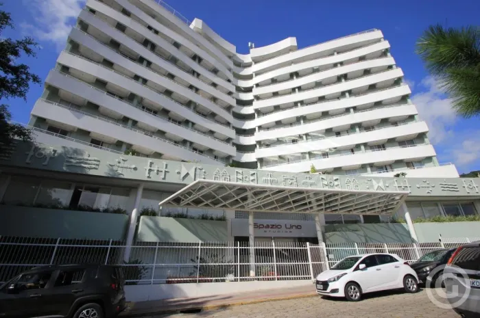 Apartamento mobiliado com suíte e sacadas no Itacorubi