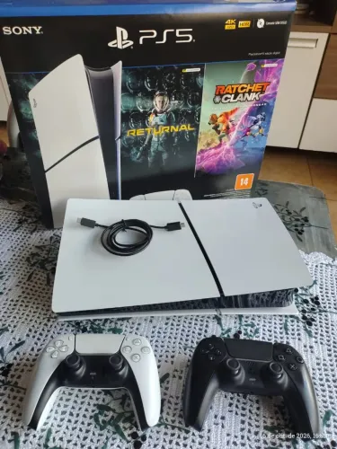 ? PlayStation 5 Slim Digital - Completo + 2 Controles (Estado de Novo!)