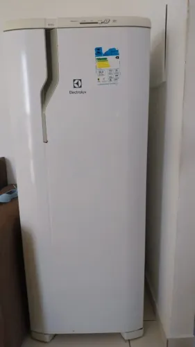 Geladeira Electrolux RE31 240L Branca 110V - Seminova