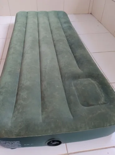 Colchão solteiro inflável ideal para casa e piscina