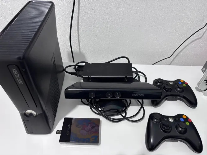 Xbox 360 Slim 250GB, 2 controles + Kinect