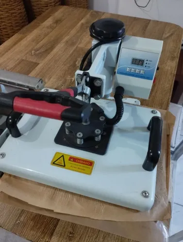 Vende-se prensa térmica sublimação 8 em 1 (camisa, boné, caneca, pratos etc).