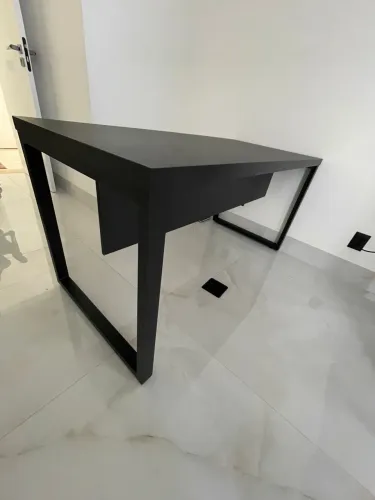 MESA DE ESCRITORIO 1.50x0.70 INDUSTRIAL PRETA LOJA IKONOFFICE 