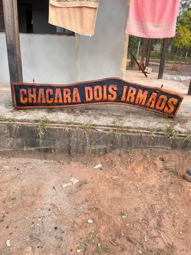 Placa entalhada de madeira