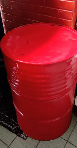 Vendo galão de ferro pintado de vermelho. Bom estado de conservação.