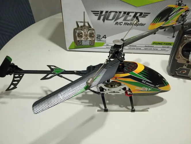 Helicóptero hover v913