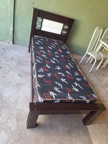 Cama de Solteiro de Madeira com Colchão