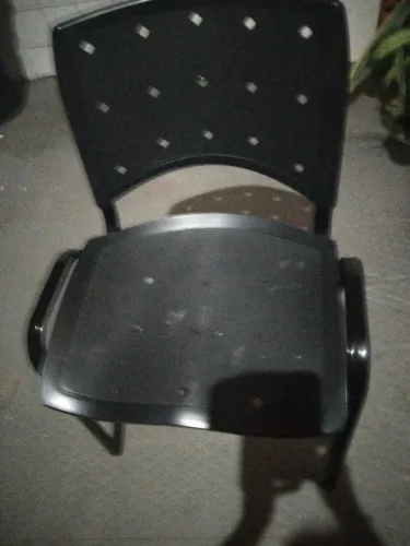 Vende 5 cadeiras de plástico