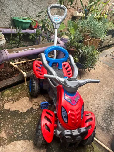 Carrinho de passeio infantil com pedal e empurrador quadriciclo