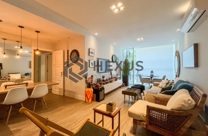 Apartamento reformado frente mar com varanda na Praia das Pitangueiras, Guaruja