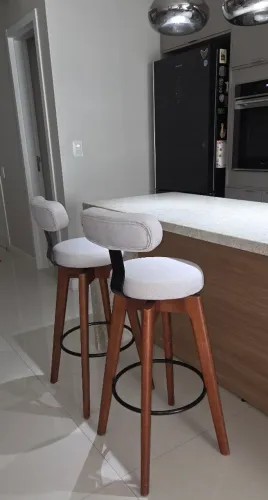 2 banquetas altas- giratórias- courino e linho