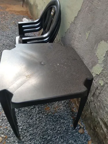 Vendo uma mesa e 3 cadeiras tipo poltrona semi nova Oportunida?e.