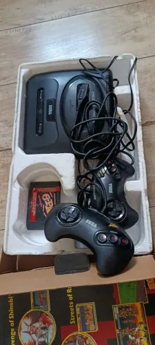 Mega Drive III Sega com cartucho e 2 controles