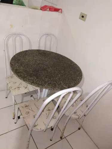 Mesa Redonda de Granito com 4 Cadeiras (Ideal para Cozinha)