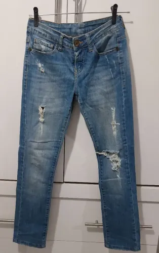 Calça jeans feminina destroyed