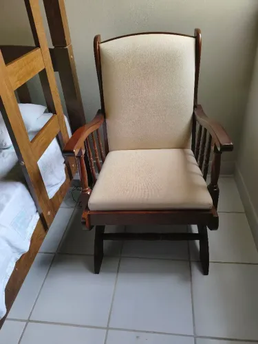 Vendo cadeira de balanço de madeira 