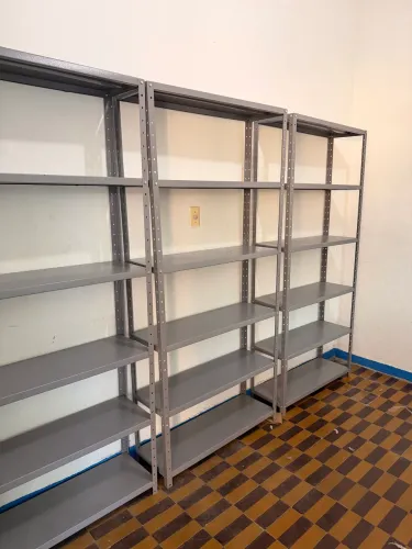 Prateleiras de ferro