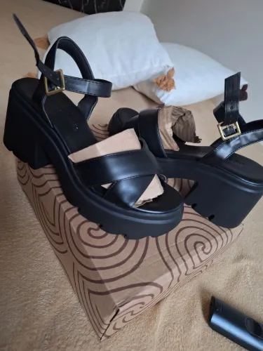 Vendo sandália  feminina 