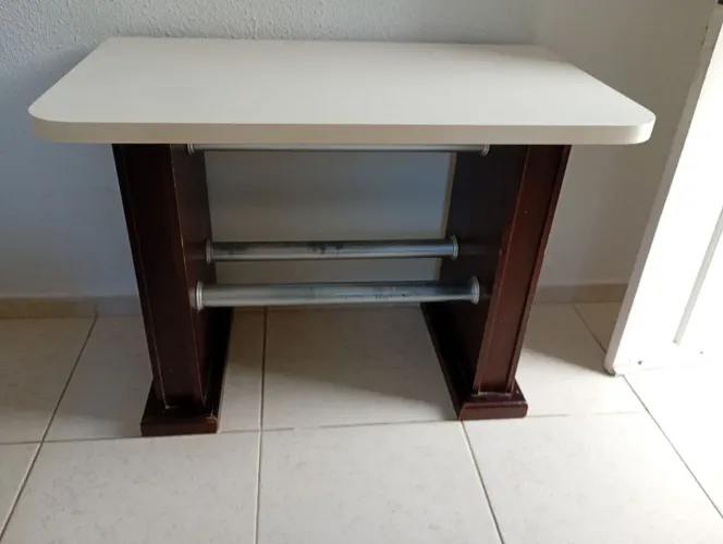 Móvel serve como aparador ou mesa auxiliar