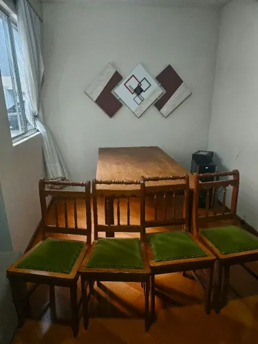 Mesa de Jantar em Madeira + 4 Cadeiras - Estilo Clássico (Madeira de Qualidade)