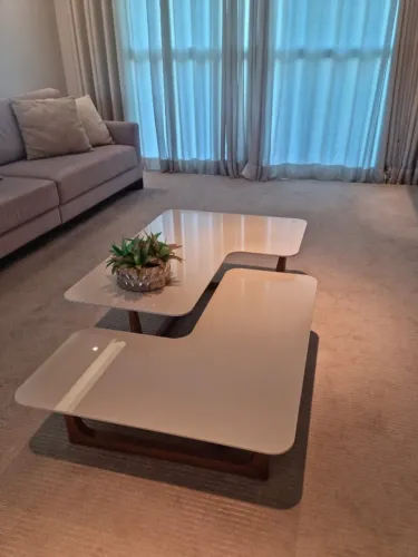 Mesa de centro, 2 peças encaixe, pés de madeira, tampo vidro