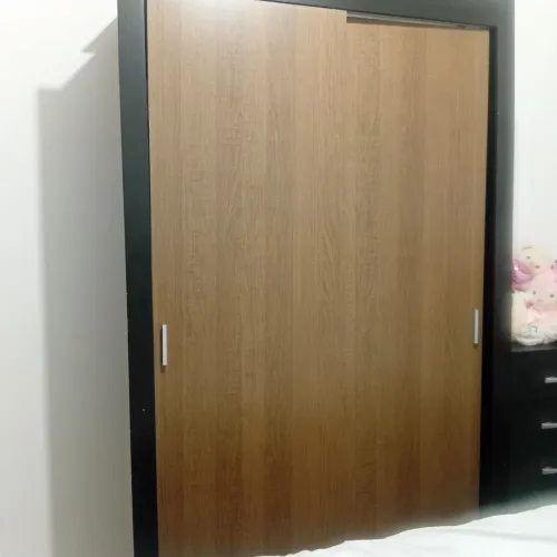 Guardar roupa solteiro porta de correr