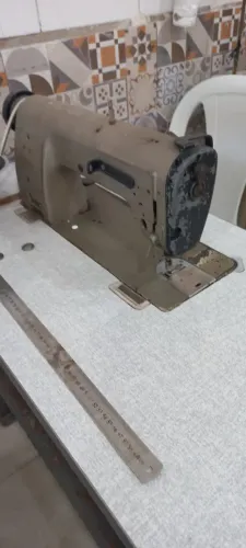 maquina de costura industrial com motor silencioso e novo