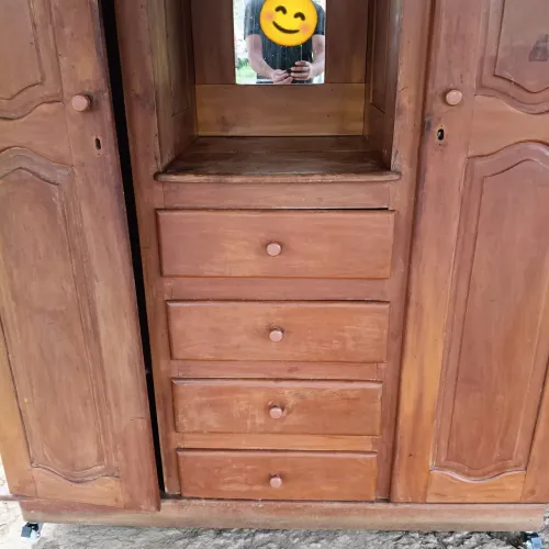 Guarda roupa de Madeira com espelho e rodinhas super conservado
