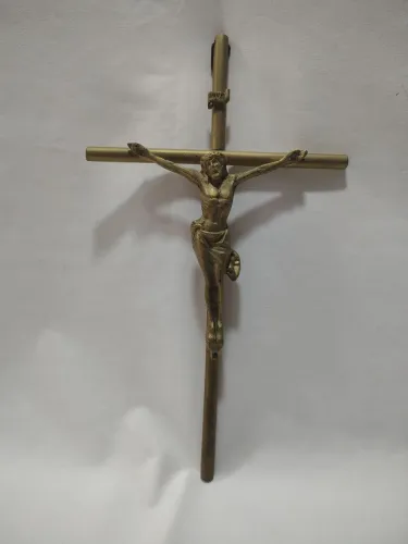 Crucifixo de parede em metal dourado