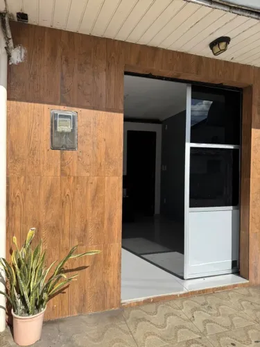 Alugo Ponto Comercial com 2 Salas Climatizadas, Banheiro e Porcelanato