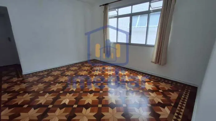 Apartamento com 2 dormitórios e vaga demarcada, a 150 metros da praia do Embaré !