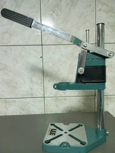 Suporte ajustável para furadeira