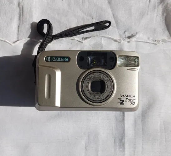 Câmera analógica Kyocera Yashica zoom 70