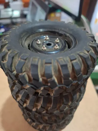 Jogo de rodas com pneus RC 1.9