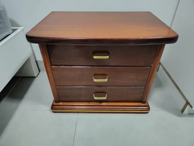 Criado mudo de madeira maciça 