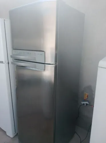 Vendo geladeira Electrolux froz fry de 470 litros original de motor e gás gelando bem