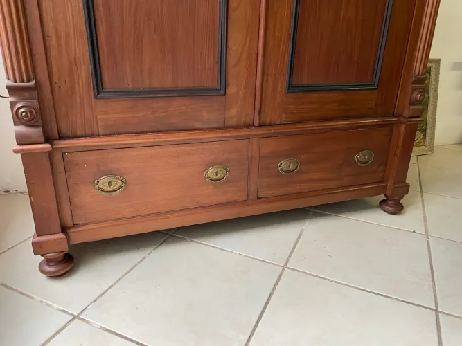 Vendo Lindo Roupeiro de Madeira de Cedro Antigo