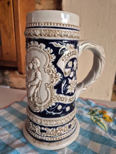 Caneca antiga pintada a mao