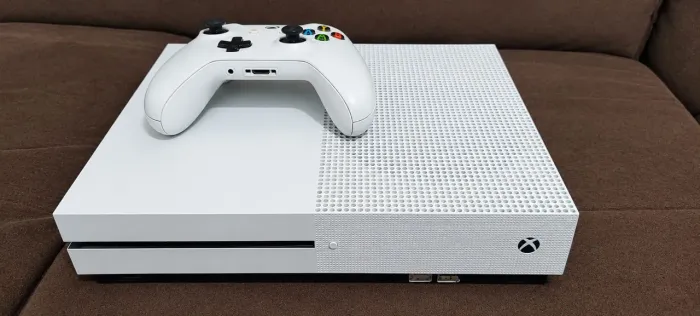 XBOX ONE S 1TB+ 1 CONTROLE ORIGINAL 1 + 3 JOGOS